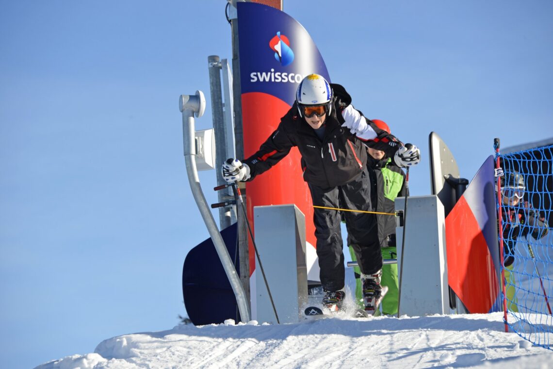Die Gäste der Wintersportregion Stoos stehen am Start der Rennpiste "Ski-Movie-Piste".
