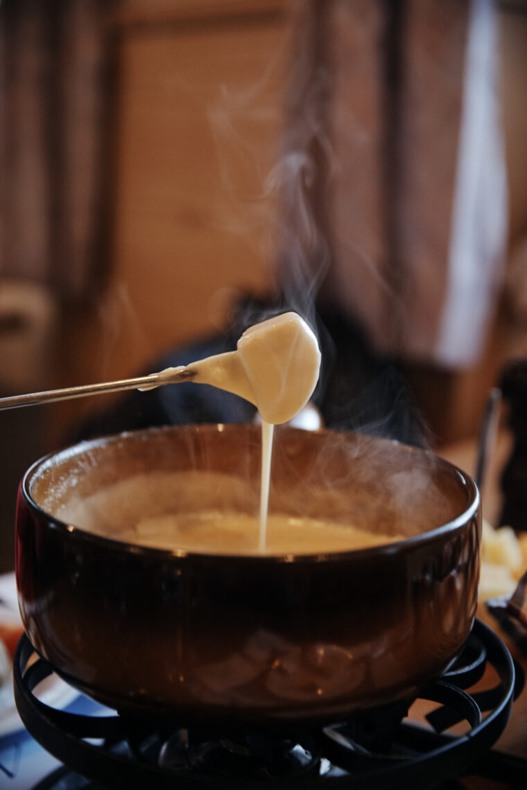 Fondue zählt zu den klassischen Schweizer Käsespezialitäten.